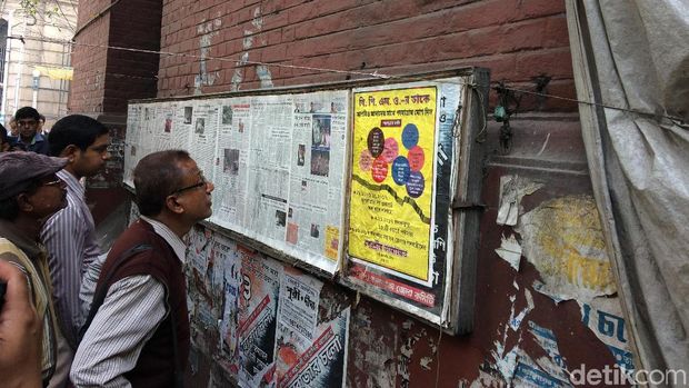 Warga Kolkata Masih Baca Majalah Dinding Lho!