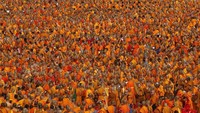 Meskipun begitu, Vihara Wat Phra Dhammakaya dikenal akan jumlah pengikutnya yang banyak. Jumlahnya bisa mencapai ratusan ribu, bahkan lebih dalam perkembangannya (Reuters)