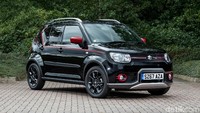Ignis Adventure memiliki fitur kamera belakang, pelek 16 inci, roof rails, dan kursi geser di belakang. Suzuki juga menambahkan aksesoris side moulding di bodi samping, rear spoiler, skid plates di depan dan belakang, serta side decal dan lampu kabut di depan. Foto: Suzuki