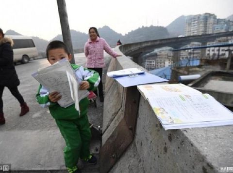 Kisah Haru Bocah 8 Tahun yang Setiap Hari Belajar di Jembatan Layang
