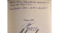 Ada pula yang meminta Ahok membantu untuk minta maaf. Permintaan itu pun disanggupi Ahok dengan menulis di buku (Foto: Instagram @basukibtp)