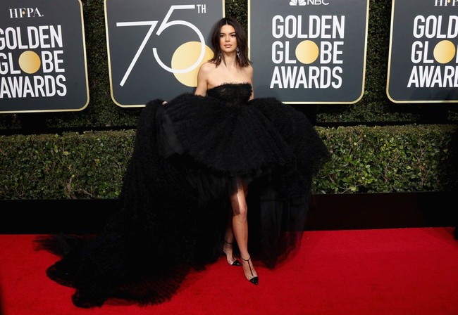 Tampil perdana di ajang film dan TV paling bergengsi, Kendall Jenner menjatuhkan pilihan busananya pada gaun tulle Giambattista Valli. Foto: Getty Images
