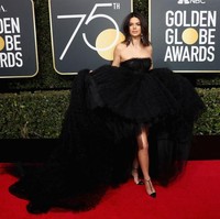 Tampil perdana di ajang film dan TV paling bergengsi, Kendall Jenner menjatuhkan pilihan busananya pada gaun tulle Giambattista Valli. Foto: Getty Images