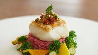 Dari deretan makanan yang disajikan, ada seabass di dalamnya. Seleb ini juga menikmati Mediterraneaan Chilean dan champagne premium.