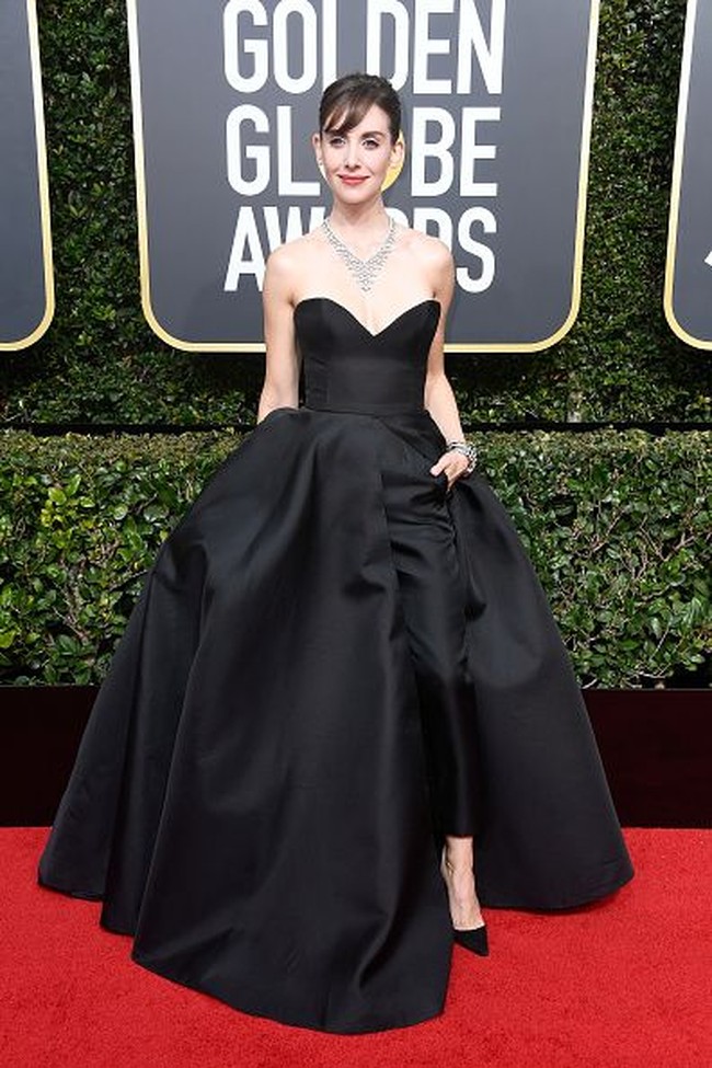 Alison Brie mengenakan busana serupa tube dress dengan bagian rok mengembang dan berbelahan tinggi. Namun terdapat dalaman celana hitam yang membuatnya lebih mudah bergerak. Foto: Getty Images