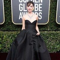 Alison Brie mengenakan busana serupa tube dress dengan bagian rok mengembang dan berbelahan tinggi. Namun terdapat dalaman celana hitam yang membuatnya lebih mudah bergerak. Foto: Getty Images