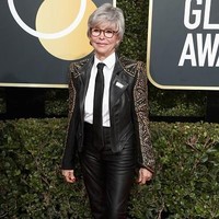 Rita Moreno memilih gaya yang lebih edgy. Ia memilih menerapkan jaket dan celana kulit warna hitam. Tampilannya semakin unik dengan aksen stud emas dan dasi. Foto: Getty Images