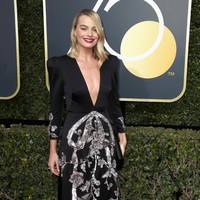 Nomine Golden Globes Margot Robbie tampak tenggelang dalam balutan gaun Gucci hitamnya. (Foto: Frederick M. Brown/Getty Images)