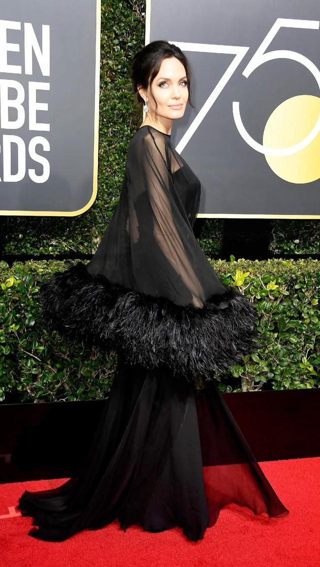 Setiap tahunnya, YouGov melansir daftar perempuan dan pria yang paling dikagumi di dunia. Berdasarkan survei yang dilakukan di 35 negara, terpilihlah sejumlah tokoh perempuan yang didominasi dari industri hiburan. Angelina Jolie salah satunya. Ini adalah tahun kedua Angelina Jolie memimpin daftar ini. (Foto: Getty Images)