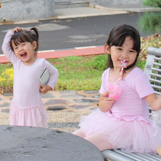 Kanna Sybilla Bramantyo dan adiknya Kala Madali Bramantyo begitu populer di media sosial. Akun Instagram mereka memiliki ratusan ribu followers. Kanna dan Kala begitu menggemaskan ketika berpose di kamera. Bisa jadi karena mereka meniru gaya sang ibu Zaskia Adya Mecca. Foto: Instagram