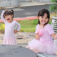 Kanna Sybilla Bramantyo dan adiknya Kala Madali Bramantyo begitu populer di media sosial. Akun Instagram mereka memiliki ratusan ribu followers. Kanna dan Kala begitu menggemaskan ketika berpose di kamera. Bisa jadi karena mereka meniru gaya sang ibu Zaskia Adya Mecca. Foto: Instagram