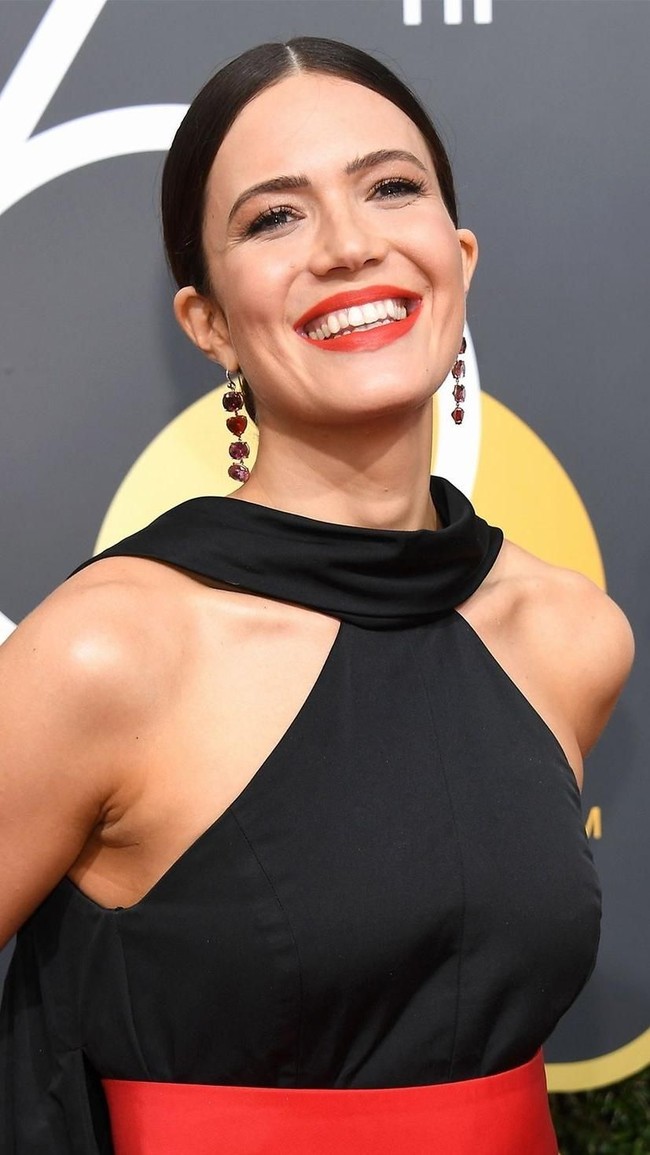 Mandy Moore memukau dengan lipstik oranye.  Foto: Getty Images