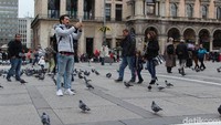 Piazza del Duomo adalah alun-alun kota pusat kehidupan warga Milan. Penggemar klub bola AC Milan, selalu merayakan kemenangan kesebelasan kesayangan mereka di tempat ini (Erwin/detikTravel)