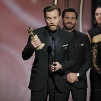 Meski datang tanpa pasangan, Ewan McGregor berhasil membawa pulang piala Golden Globes untuk perannya di serial Fargo. Seperti Justin, Ewan juga memakai pin TIMES UP untuk menunjukkan dukungannya pada gerakan anti kekerasan seksual. (Paul Drinkwater/NBCUniversal via Getty Images)
