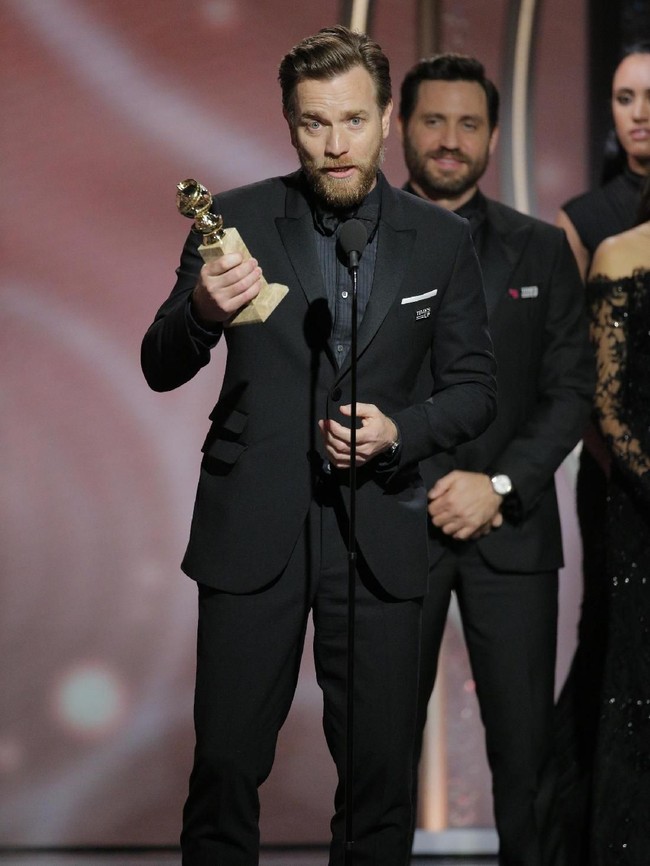 Meski datang tanpa pasangan, Ewan McGregor berhasil membawa pulang piala Golden Globes untuk perannya di serial Fargo. Seperti Justin, Ewan juga memakai pin TIMES UP untuk menunjukkan dukungannya pada gerakan anti kekerasan seksual. (Paul Drinkwater/NBCUniversal via Getty Images)