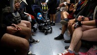 Begini penampakan puluhan warga Israel yang nekat tampil tanpa celana saat naik kereta di kawasan Yerusalem, pada Minggu (7/1/2018). REUTERS/Ronen Zvulun.