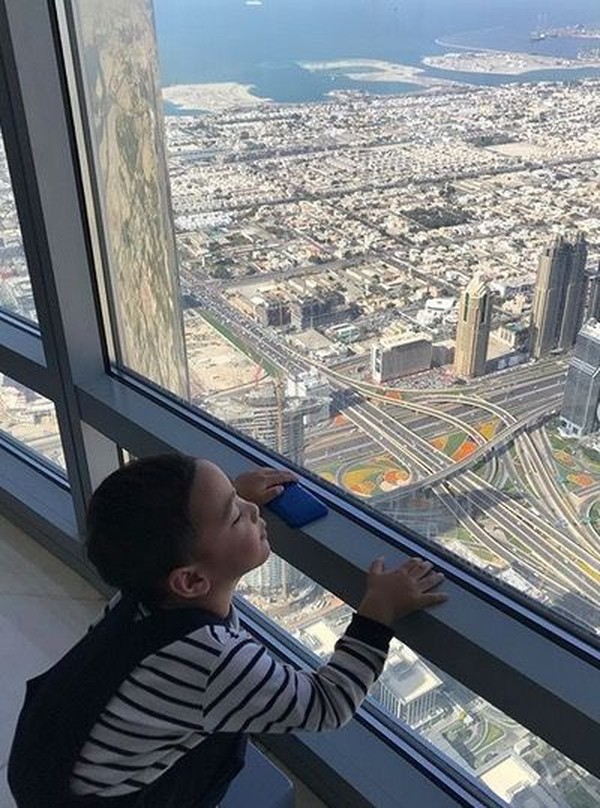 Foto: Gaya Rafatar di Gedung Tertinggi Sedunia, Bikin Gemas!