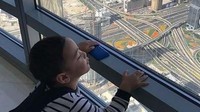 Lihat saja gayanya, ia sampai harus jongkok saking tingginya menara tersebut. Kamu mau ke sana juga? (Instagram/@raffinagita1717)