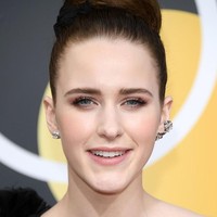  Tampil dengan riasan bernuansa peach, Rachel Bosnahan tampil manis di red carpet Golden Globes.  Foto: Getty Images