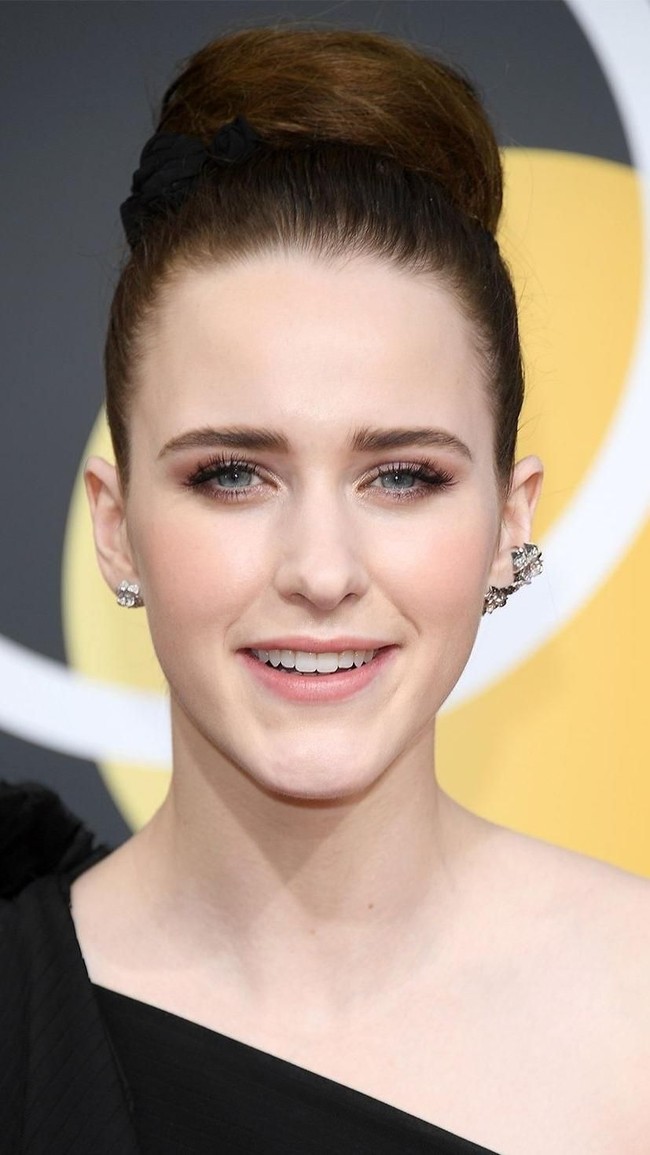  Tampil dengan riasan bernuansa peach, Rachel Bosnahan tampil manis di red carpet Golden Globes.  Foto: Getty Images