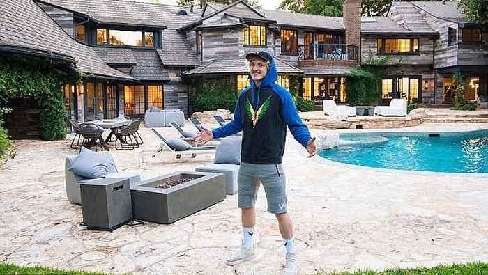 Logan Paul di rumah mewahnya. Foto: Matthew Momberger Logan Paul di rumah mewahnya. Foto: Matthew Momberger