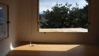 Untuk mendekorasi ruangan rumah teh agar nyaman, Sang pemilik sengaja melapisi dinding rumah pohon dengan plester bambu. Dezeen.com/Istimewa.