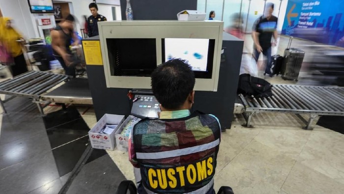 Petugas Bea Cukai lakukan pengawasan barang di Bandara