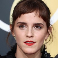 Emma Watson tampil dengan poni super pendek dan lipstik merah menyala.  Foto: Getty Images