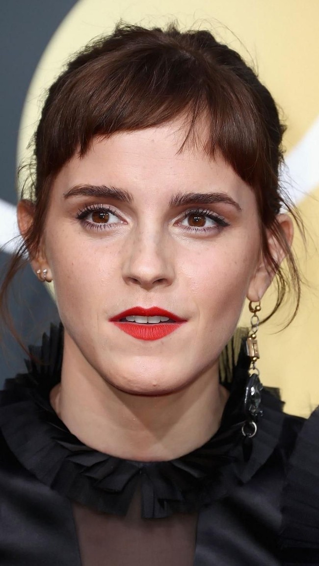 Emma Watson tampil dengan poni super pendek dan lipstik merah menyala.  Foto: Getty Images