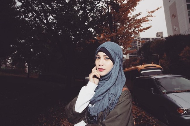 Kim Miso cukup populer di media sosial. Ia memiliki lebih dari 206 ribu pengikut di Instagram dan 187 ribuan subscriber. Penampilannya yang berhijab dan paras manisnya membuat Kim Miso semakin populer. Foto: Dok. Instagram @kimmiso1194
