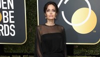 Angelina Jolie memilih gaun hitam semi-transparan. Frederick M. Brown/Getty Images/detikFoto.