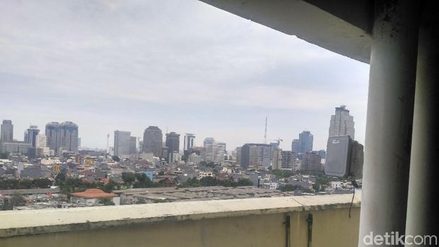  Lokasi diduga Meritha Vridawati melompat dari lantai 8 area Apartemen Thamrin City, Senin (8/1/2018)
