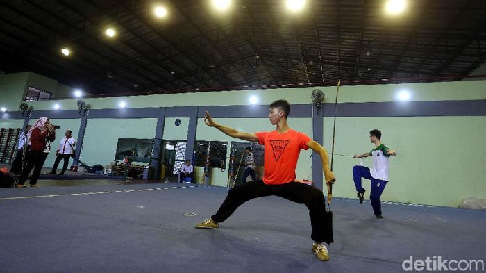 Atlet wushu Indonesia berlatih di pelatnas (Foto: Rengga Sancaya) Atlet wushu Indonesia berlatih di pelatnas (Foto: Rengga Sancaya)