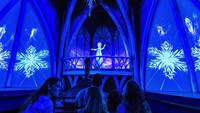 Traveler juga akan bertemu berbagai karakter Frozen. Seperti Elsa, Anna dan Olaf. Mereka dan karakter lainnya akan mengajak traveler bersenang-senang di dunia es yang cantik (Disney)