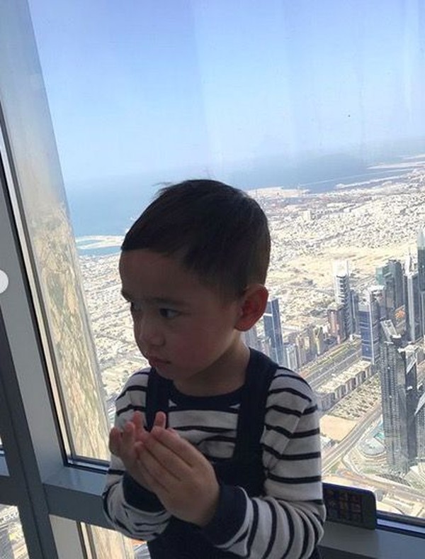 Foto: Gaya Rafatar di Gedung Tertinggi Sedunia, Bikin Gemas!