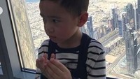 Dalam akun Instagram Raffi dan Nagita, mereka mengunggah foto si kecil Rafathar yang sedang berkunjung ke Burj Khalifa di Dubai (Instagram/@raffinagita1717)