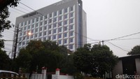 Wanita tersebut datang ke hotel menggunakan motor pagi tadi. Dia kemudian masuk hotel dan menggunakan lift naik ke lantai 10. (Foto: Arif Syaefudin/detikcom)