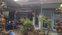 Keluarga sangat terkejut saat mengetahui Sulistyani (31) dan bayi lelakinya (8 bulan) tewas setelah terjun dari lantai 11 sebuah hotel. (Foto: Arif Syaefudin/detikcom)