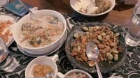 Ternyata bukan hanya Maia yang suka pete. El juga suka! Hidangan sambal teri pete dan tongkol pete ini dilahap oleh El di kediaman bundanya tercinta. Foto: Instagram Maia Estianty