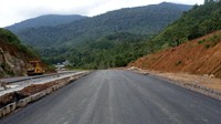 Kondisi jalan berada di pegunungan Kalimantan Barat. Pekerjaan terdiri dari galian dan penimbunan untuk badan jalan. Pool/PUPR.