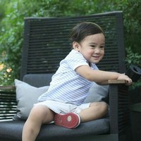Rafathar Malik Ahmad, anak dari Raffi Ahmad dan Nagita Slavina ini baru berusia dua tahun. Selain tingkah menggemaskannya yang membuat netizen gemas, gaya dengan barang branded juga menarik perhatian. Seperti sang ibu, Rafathar kerap memakai busana dari brand ternama dunia yang harganya tentu tak murah. Foto: Instagram