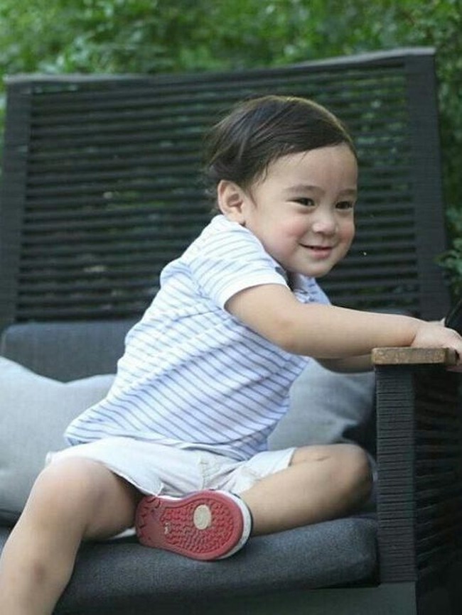 Rafathar Malik Ahmad, anak dari Raffi Ahmad dan Nagita Slavina ini baru berusia dua tahun. Selain tingkah menggemaskannya yang membuat netizen gemas, gaya dengan barang branded juga menarik perhatian. Seperti sang ibu, Rafathar kerap memakai busana dari brand ternama dunia yang harganya tentu tak murah. Foto: Instagram