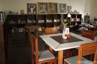 Suasana kafe dan perpustakaan di lantai 2 (Randy/detikTravel)