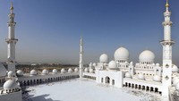 Masjid Agung Sheikh Zayed merupakan salah satu masjid termegah di Uni Emirat Arab. Masjid ini tidak hanya menarik Muslim untuk berkunjung, namun juga dikunjungi artis dunia. (Visit Abu Dhabi)