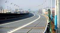 Begini penampakan jalan tol yang dilapisi panel surya di Jinan, Provinsi Shandong China. REUTERS/Stringer.