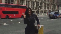 Bahkan dia menyempatkan waktu untuk bertandang langsung ke kandang Barcelona. (suzycortezoficial/Instagram)