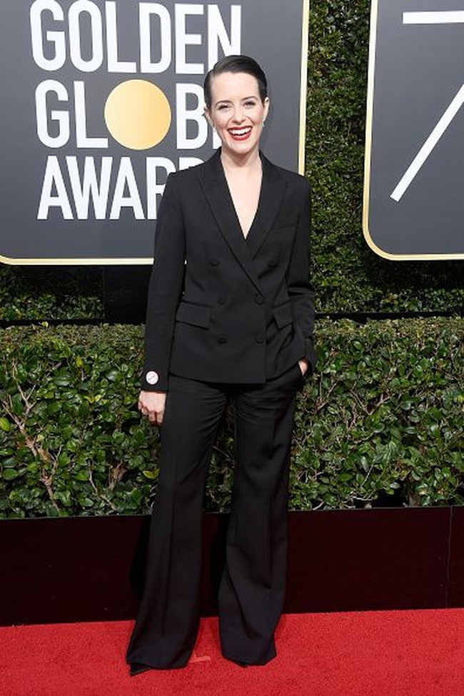 Beberapa aktris juga terlihat memilih memakai setelan jas dan celana. Claire Foy yang dinominasikan untuk Best Actress dalam kategori drama pun mengenakan setelan jas hitam yang membuatnya tampak powerful. Foto: Getty Images