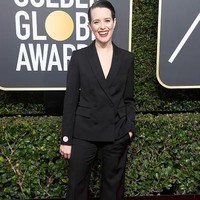 Beberapa aktris juga terlihat memilih memakai setelan jas dan celana. Claire Foy yang dinominasikan untuk Best Actress dalam kategori drama pun mengenakan setelan jas hitam yang membuatnya tampak powerful. Foto: Getty Images