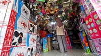 Rencananya pasar tersebut akan digusur karena terimbas oleh pembangunan tol Becakayu yang membentang dari Bekasi hingga Kampung Melayu, Jakarta Timur.
