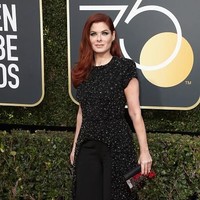 Salah satu aktris yang tetap menawan dan stylish dengan celana adalah Debra Messing. Akris tersebut menggunakan atasan panjang berdetail manik-manik yang juga berpadu celana. Foto: Getty Images